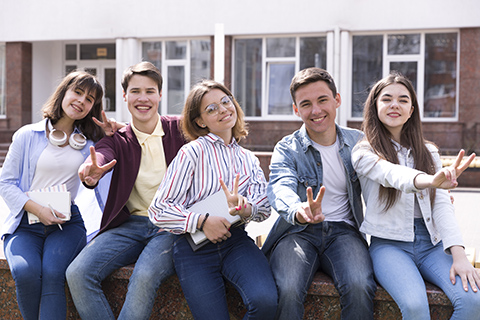 Adolescents réunis devant leur école