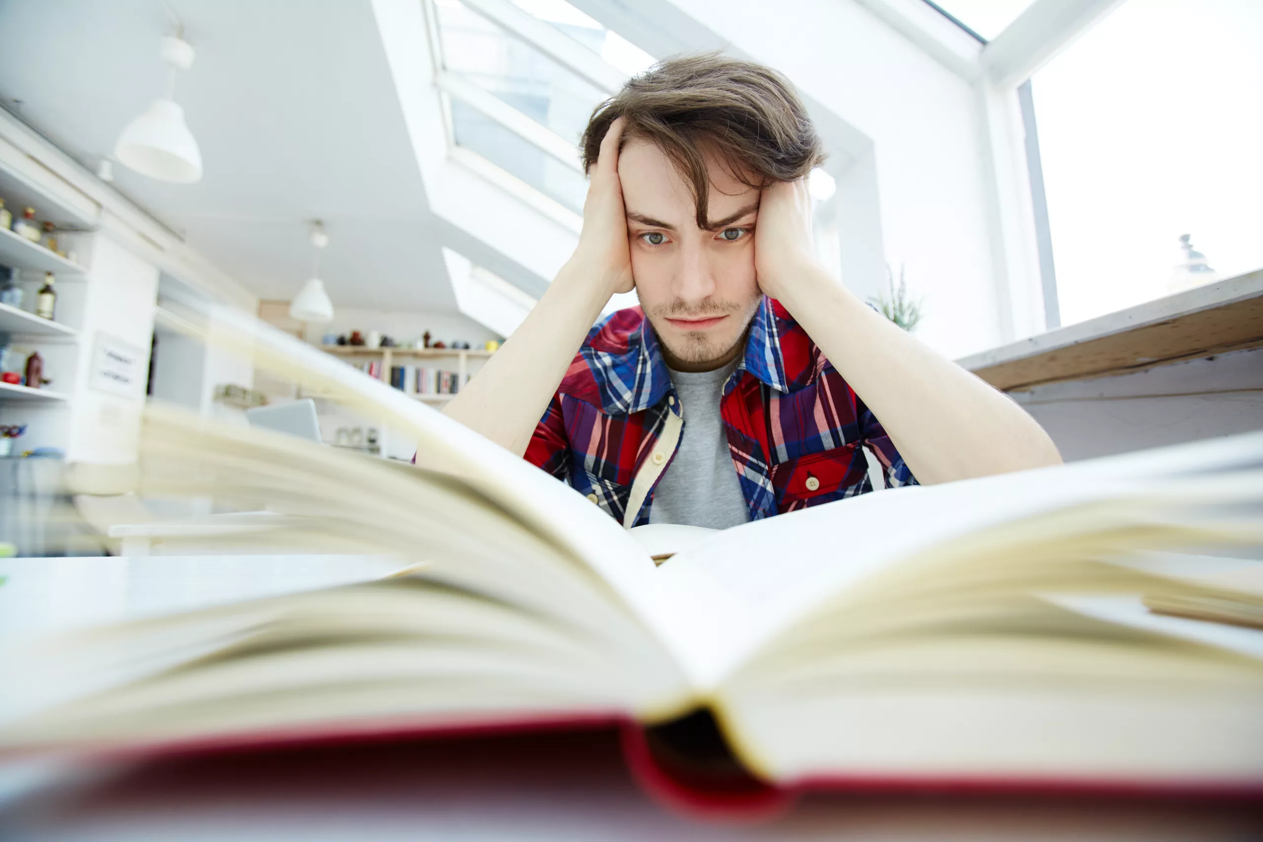 Élève découragé devant un livre ouvert