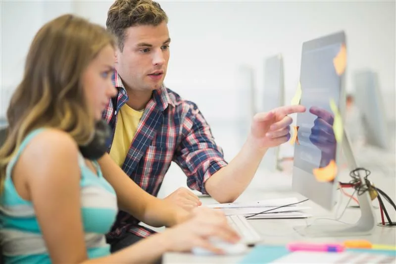 Jeunes accompagnés sur ordinateur