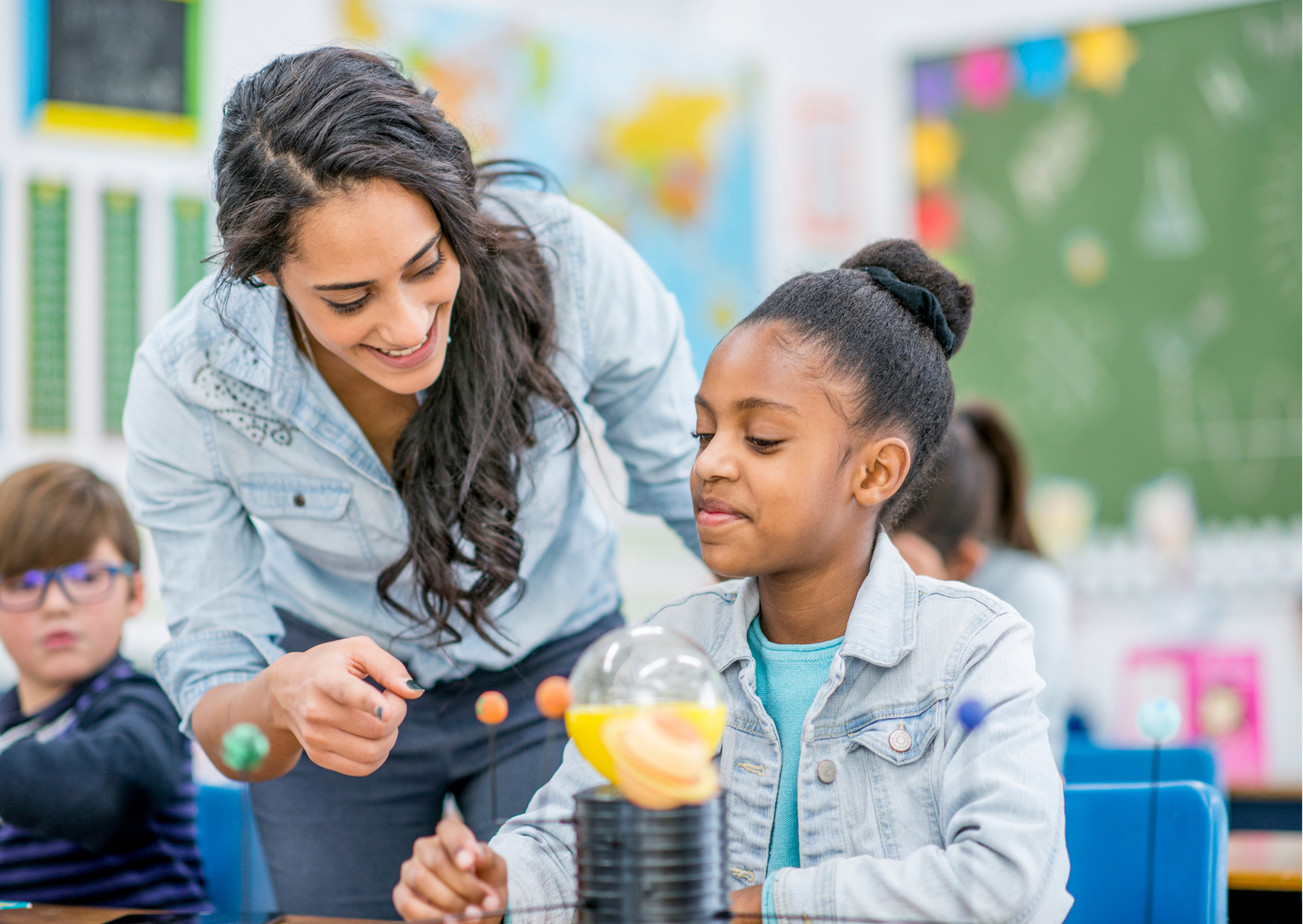 Enseignante aidant des élèves en classe