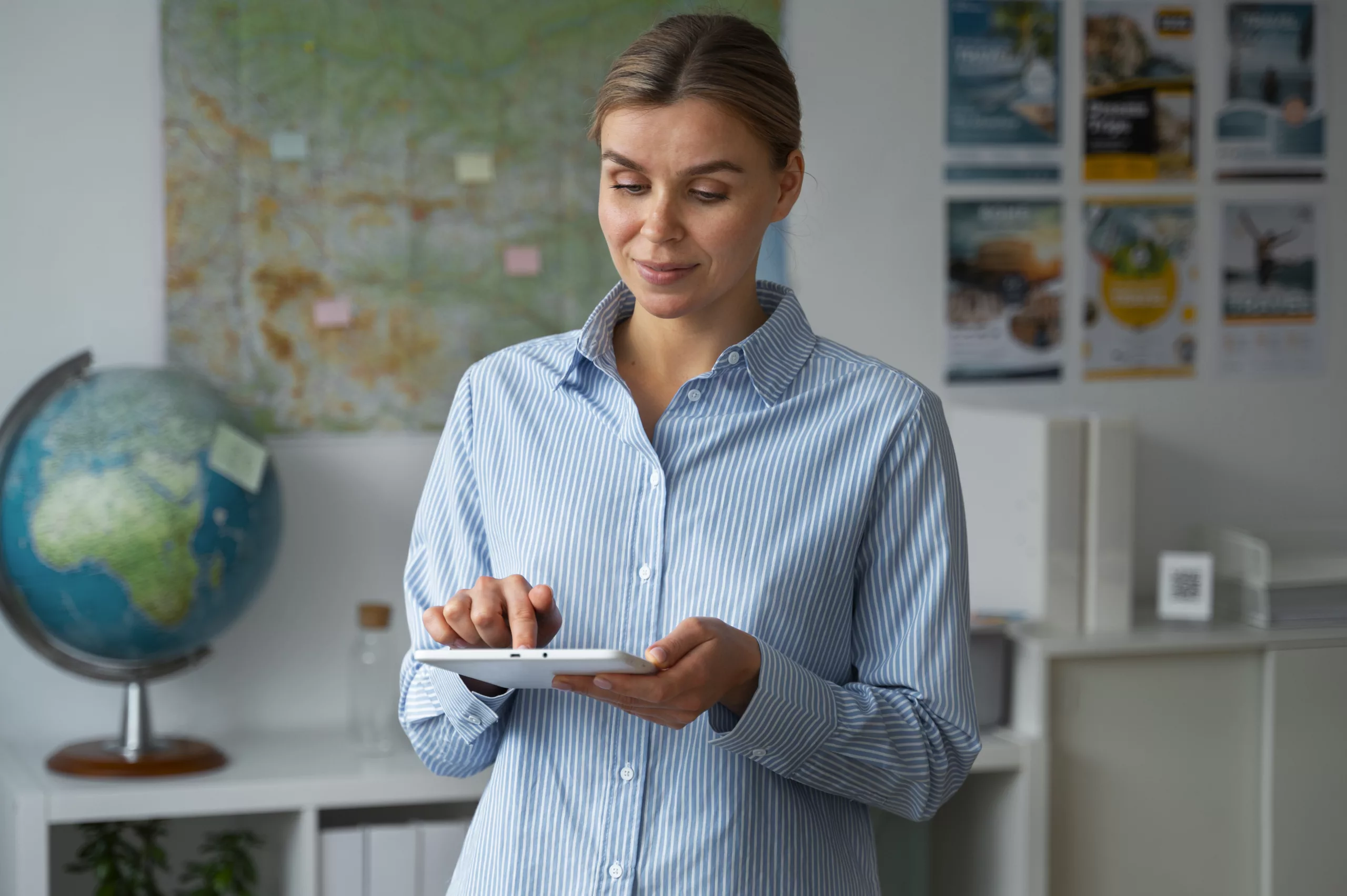 Enseignante utilisant une tablette